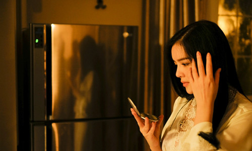 Vua vao nha nghi, da thay nguoi yeu va ban than ngoi cho san