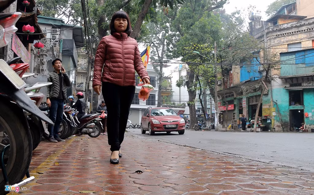 Hè phố trước cổng chùa vì thế thông thoáng hơn.