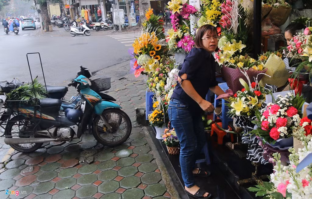 Chủ tiệm hoa bày hàng lên bậc tam cấp bị nhắc xếp vào trong nhà.
