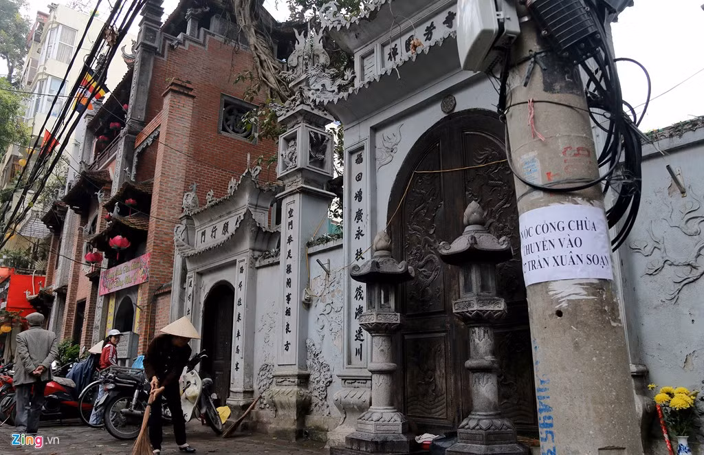 Sau khi được tuyên truyền nhắc nhở, họ đã rời vào ngõ và dán thông báo chuyển địa điểm.