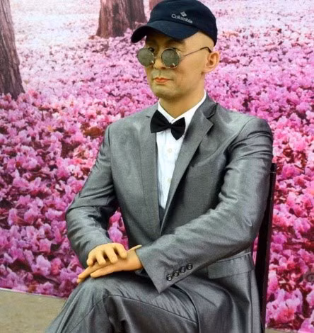 Tượng sáp của đạo diễn, diễn viên Cát Ưu chỉ có phần đầu trọc là giống "nguyên gốc".