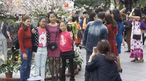 Bỏ qua những thắc mắc, nhiều người dân vẫn tranh thủ ghi lại những khoảnh khắc đẹp trong lễ hội hoa anh đào.