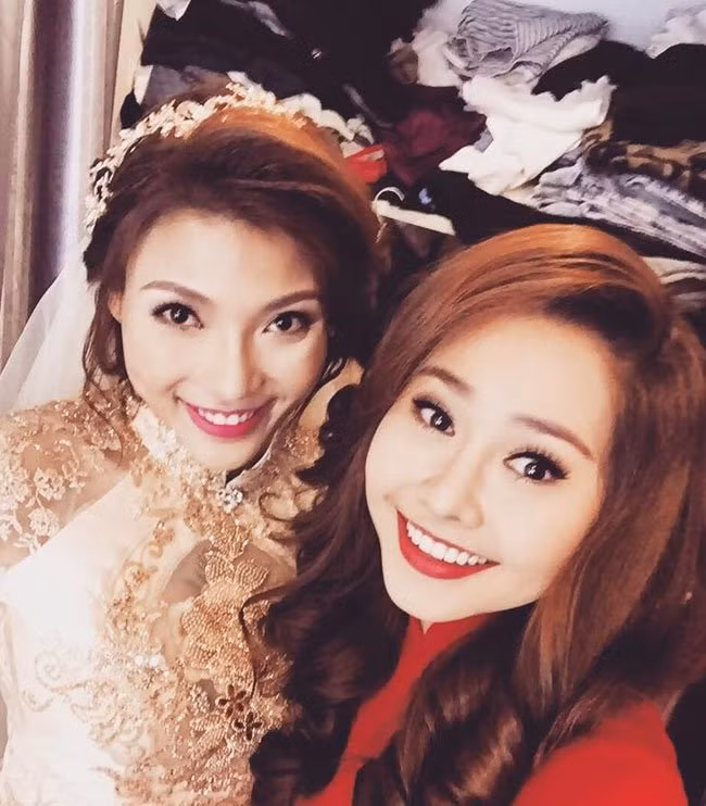 Có nhan sắc lộng lẫy xinh đẹp, lại là gái chưa chồng nên nữ diễn viên Tường Vy thường được các cô dâu chọn mặt gửi vàng làm phù dâu bưng lễ trong đám hỏi của mình. Trong ảnh là Tường Vy rạng rỡ trong vai trò phù dâu tại đám cưới Lương Thế Thành - Trúc Diễm.