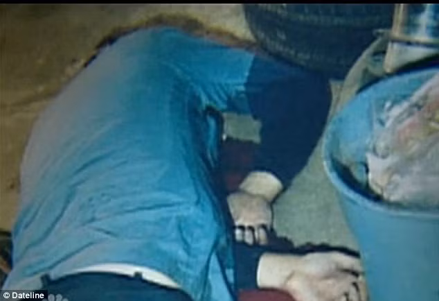 Chuck nhanh chóng lái xe đến bãi ôtô của anh trai để tìm kiếm. “Khi ấy, cửa đóng chặt. Tôi gọi to tên anh ấy nhưng không ai đáp lại. Tìm xung quanh, chúng tôi phát hiện Bruce nằm trên sàn nhà, máu vương vãi khắp nơi”, Chuck kể lại.