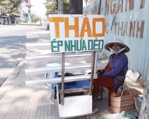 Như thường lệ, vào mỗi buổi sáng, bà Nguyễn Thị Bích Loan (47 tuổi, khóm 3, phường 4, TP.Vĩnh Long, tỉnh Vĩnh Long) đều chuẩn bị “đồ nghề” mang ra góc đường 3/2, phường 1, TP.Vĩnh Long để bắt đầu một ngày mưu sinh.