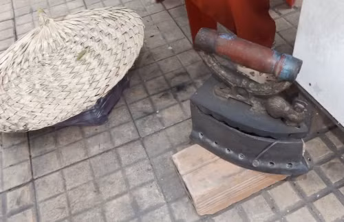 Một cụ cao niên ở phường 1 (TP.Vĩnh Long) tâm sự, nghề ép dẻo các loại giấy tờ bằng bàn ủi con gà đã giúp ông khơi gợi những ký ức đẹp của nếp sống đô thị ngày xưa, và đây chính là những kỷ niệm mà ít nơi còn giữ lại được.