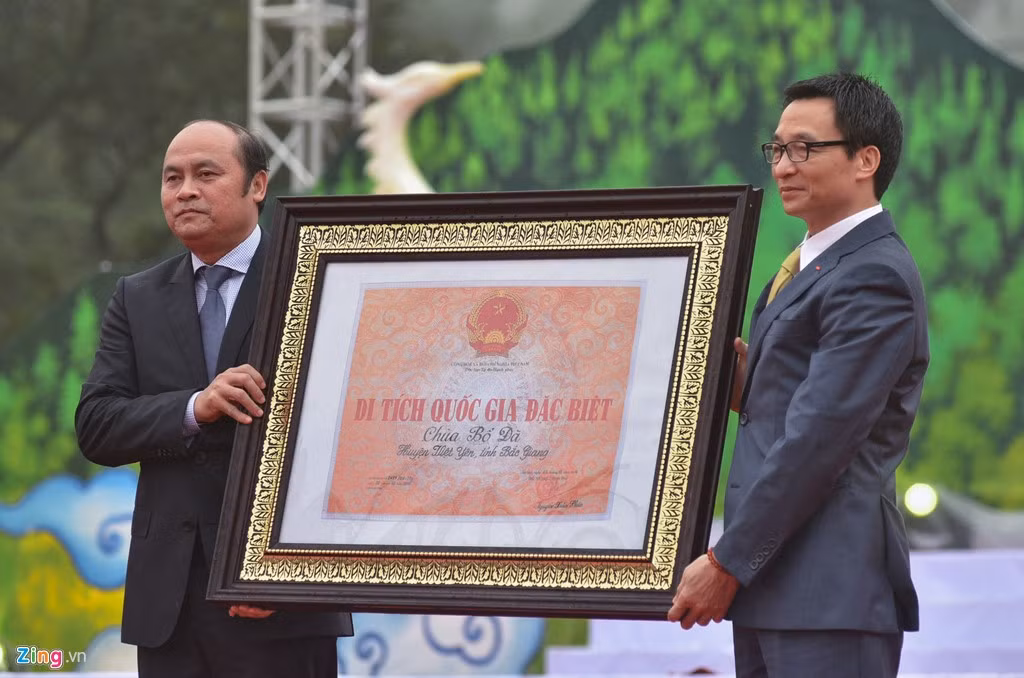 Với những nét độc đáo về kiến trúc cùng bề dày lịch sử, chùa Bổ Đà đã được công nhận là Di tích lịch sử - Kiến trúc nghệ thuật cấp Quốc gia đặc biệt vào sáng 12/3. Phó thủ tướng Vũ Đức Đam (phải) đã tham dự và trao chứng nhận này.