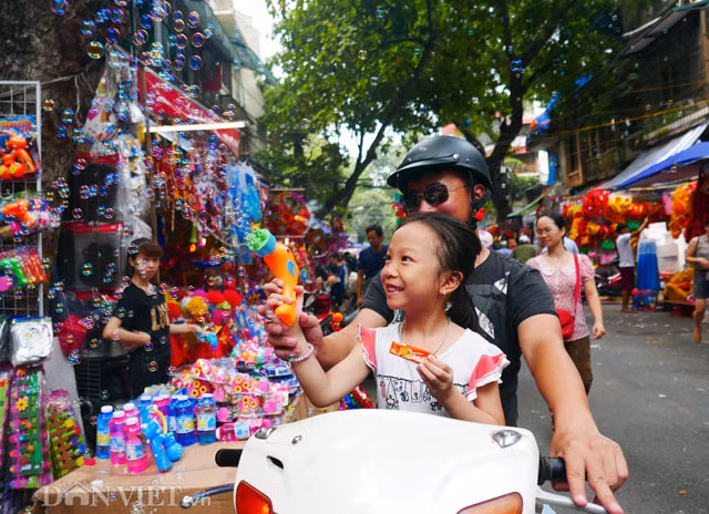 Mặt hàng súng bắn bong bóng được bày bán rất nhiều tại hàng Mã, tại bất cứ cửa hàng nào đều có bán loại súng này với giá từ 50.000 - 70.000/ chiếc. Một chủ cửa hàng tại Hàng Mã cho biết: "Súng bắn bong bóng được rất nhiều bố mẹ chiều chuộng mua cho con trẻ, mặt hàng này lúc nào cũng bán rất đắt hàng”.