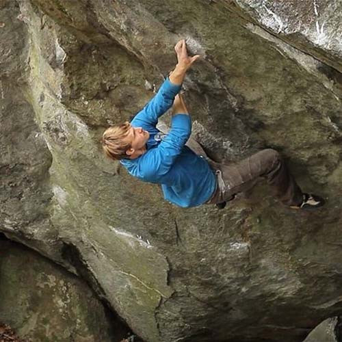 Hoàn toàn không dùng một đồ bảo hộ nào, năm 2011, Adam OndraGioia đã leo lên đỉnh ngon núi hiểm trở Gioia tại Varazze, Italia.