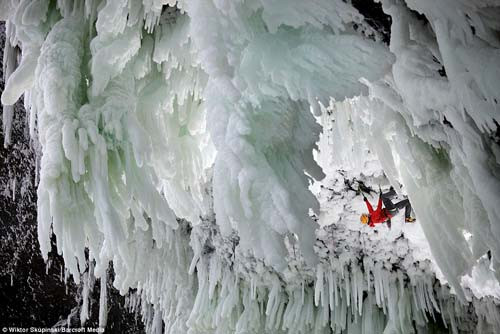 Thác nước Helmcken Falls cao 141m (463 ft) trên sông Murtle trong tỉnh Park Wells ở British Columbia, Canada là nơi có khí hậu khắc nghiệt, thường xuyên xuất hiện băng tuyết, chính sự đặc biệt ấy đã kéo rất nhiều nhà leo núi tới đây thử sức.
