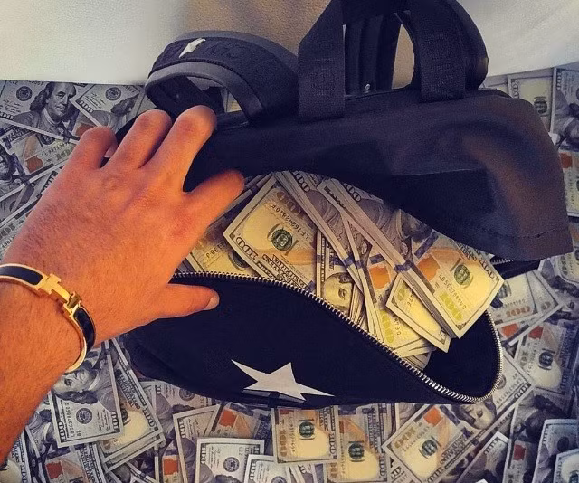 Nguồn tiền dồi dào đồng nghĩa với những chuyến phiêu lưu vô tận.