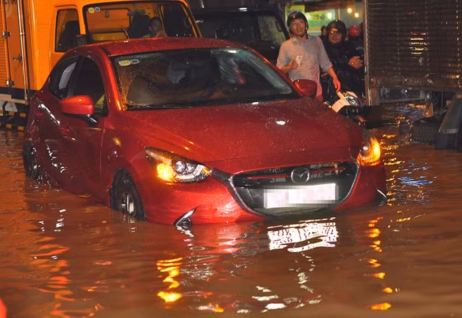 Một số ôtô cũng bị chết máy giữa đường do ngập.