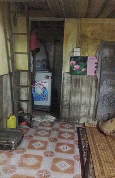 Căn nhà như nhà trọ vừa cũ vừa đổ nát là nơi sinh sống của vợ chồng anh, tận cho đến khi anh trút hơi thở cuối cùng.