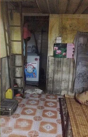 Căn nhà như nhà trọ vừa cũ vừa đổ nát là nơi sinh sống của vợ chồng anh, tận cho đến khi anh trút hơi thở cuối cùng.