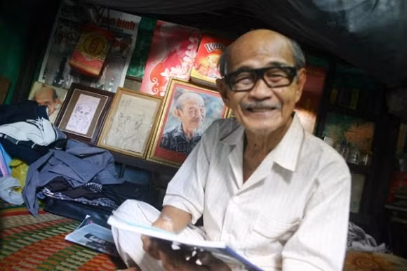 3. Nghệ sĩ Hồ Kiểng Quen thuộc với màn ảnh qua hơn 200 bộ phim, gần 50 vở kịch nói, hơn 300 kịch truyền thanh...Tuy sự nghiệp thăng hoa nhưng khi về già, nghệ sĩ già vẫn sống tạm bợ trong một ngôi nhà chưa đầy 20m2 tại Cao Thẳng, Quận 3, HCM, đây vốn là nơi chứa máy phát điện. Căn nhà chẳng có đồ đạc nào đánh giá. Có lẽ, những bằng khen trong nghiệp diễn và 2 bộ quân phục là những vật dụng đáng giá nhất đối với ông. Ông qua đời vào ngày 3/4/2013, để lại cho công chúng nhiều xót xa, tiếc nuối trước số phận không may mắn của một nghệ sĩ chân chính.