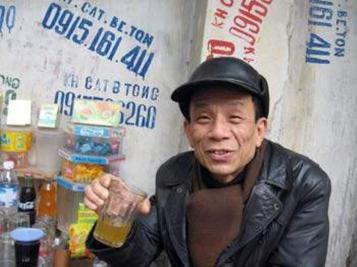 Cả cuộc đời đam mê nghiệp diễn và cống hiến hết mình cho nghệ thuật nhưng may mắn không mỉm cười với ông. Những năm cuối đời, sức khỏe suy yếu, mắc nhiều bệnh, nhưng vì hoàn cảnh khó khăn, ông vẫn gắng sức đóng phim. Nhắc đến ông, khán giả không khỏi chạnh lòng trước kiếp người nghệ sĩ đầy tài năng nhưng số phận bi đát.