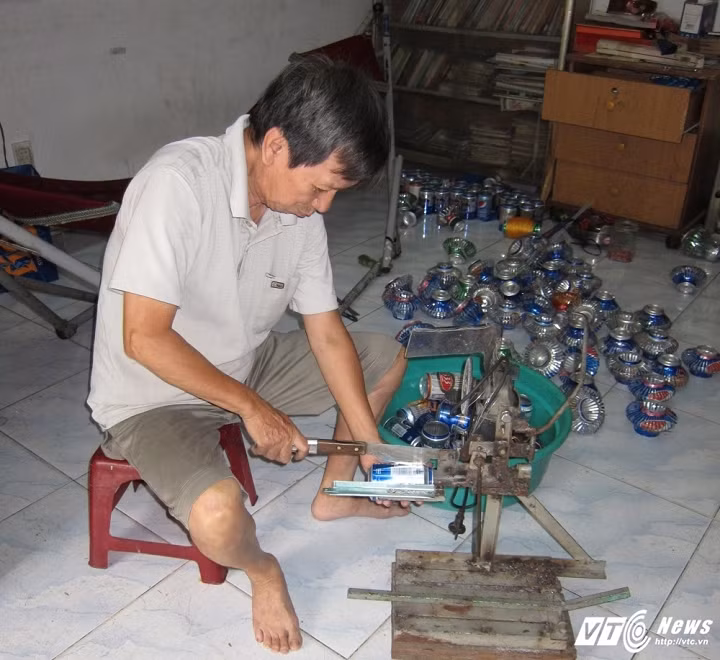 Ong lao 70 dung vo lon bia lam den long “bat” lai hang Trung Quoc-Hinh-3