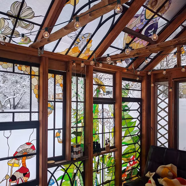 Các lớp kính màu sặc sỡ kết hợp với vẻ ngoài nhỏ nhắn khiến bất cứ ai cũng phải trầm trồ.