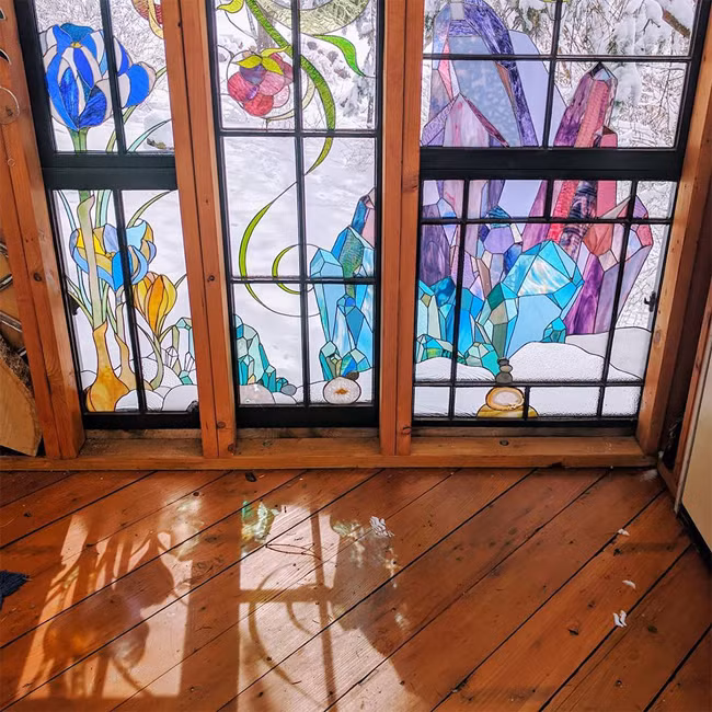 Chuyên gia kính màu và đồ trang sức Neile Cooper đã tự mình xây dựng lên căn nhà này trong suốt một thời gian dài.