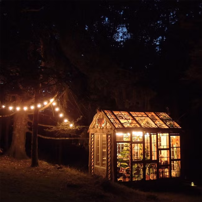 Ngay cả kính màu cũng là những mảng kính do Cooper “nhặt nhạnh” được.