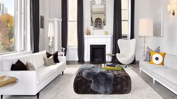 Bạn có thể trang trí căn phòng với các mảng màu tự nhiên thêm các đường viền đầy màu sắc và thêm một vài phụ kiện trang trí. Bạn nên kết hợp sắc thái trắng, xám, be để tạo vẻ sang chảnh cho căn phòng.