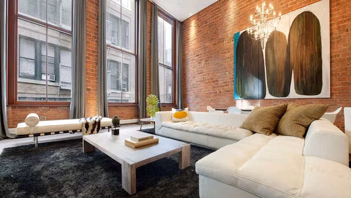 Mỗi căn phòng cần một điểm nhấn nhất định. Hãy tạo điểm nhấn cho căn phòng bằng một bức tranh treo tường thật bắt mắt. Để cắt giảm chi phí, bạn có thể tự vẽ bức tranh trang trí hoặc tải những bức ảnh từ trên mạng rồi in ra trên giấy.