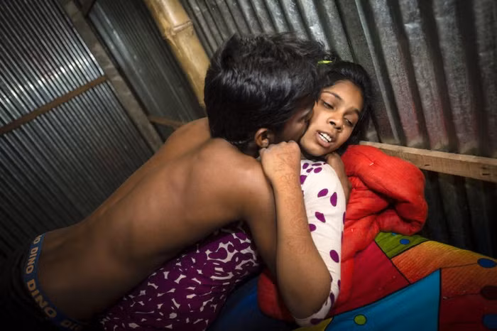 Pakhi - 15 tuổi, cô làm việc ở đây từ năm 14 tuổi. Pakhi là cô dâu năm 12 tuổi, sau đó cô chạy trốn khỏi nhà chồng. Một người đàn ông đã bắt gặp cô lang thang trên phố và bán cô vào nhà thổ.