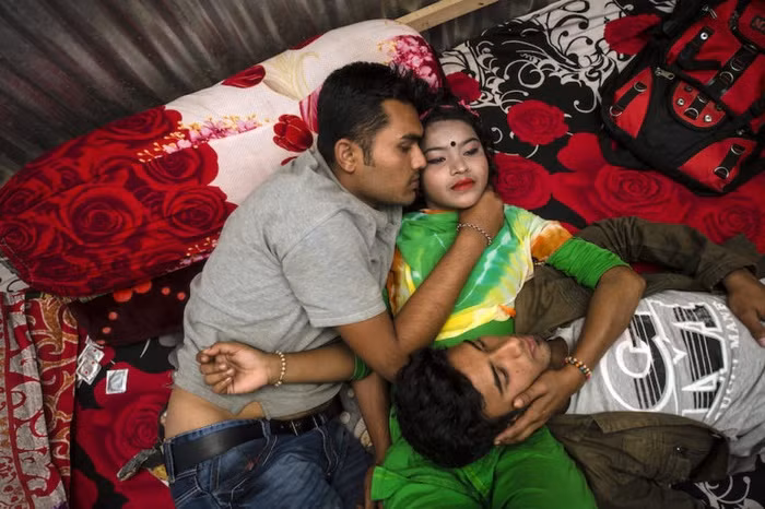 Papia đang phải chiều lòng 2 người khách cùng một lúc. Papia mồ côi cha mẹ và kết hôn từ rất sớm. Cô và chồng từng buôn bán heroin và bị bắt vào tù. Papia nói rằng những năm tháng ngồi tù là những năm tháng hạnh phúc nhất vì ở đó không ai làm hại cô. Sau khi ra tù, cô gặp một người phụ nữ, người này đã giới thiệu cô vào nhà thổ.