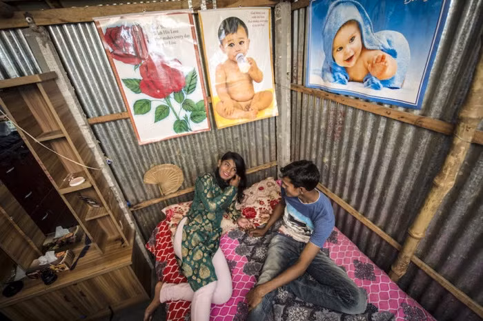 Asma -14 tuổi, cô làm việc ở nhà thổ này- nơi cô đã sinh ra và lớn lên. Asma phải nghỉ học vì bị bạn bè bắt nạt bởi cô là con gái của một gái điếm.