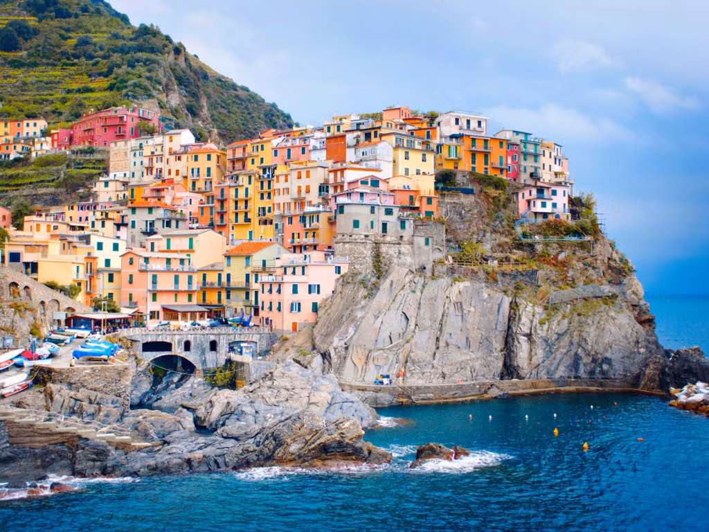Manarola là một trong năm ngôi làng đầy màu sắc tạo nên thành phố nổi tiếng Cinque Terre bên bờ biển Riviera, Italy. Những ngôi nhà nhiều màu sắc, con đường nhỏ cùng vườn nho tạo nên một Manarola lãng mạn, yên bình, trái ngược hẳn với cảnh buôn bán ở bốn ngôi làng còn lại.