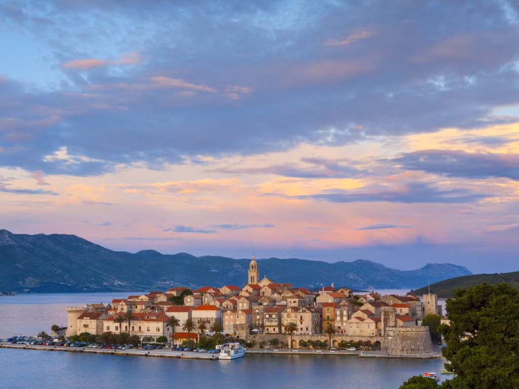 Thị trấn Korčula nằm trên đảo Korčula, Croatia. Nơi đây có quảng trường thời Trung cổ, nhà thờ phong cách kiến trúc Roman, các tòa nhà thời Phục Hưng đã được phục hồi, nhiều ngôi nhà bằng đất sét tuyệt đẹp và các vườn nho chín mọng.