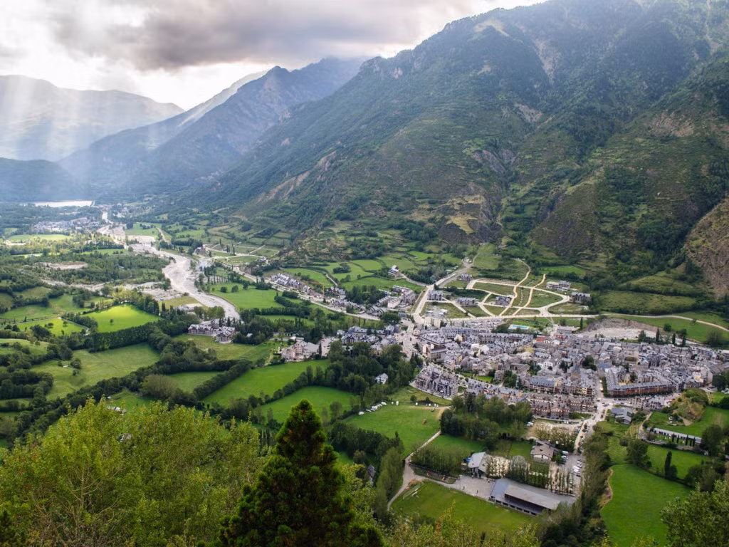 Benasque là một trong những thị trấn nhỏ xinh đẹp nhất ở Tây Ban Nha, được bao bọc bởi trong ngọn núi cao nhất thuộc dãy núi Pyrenees.