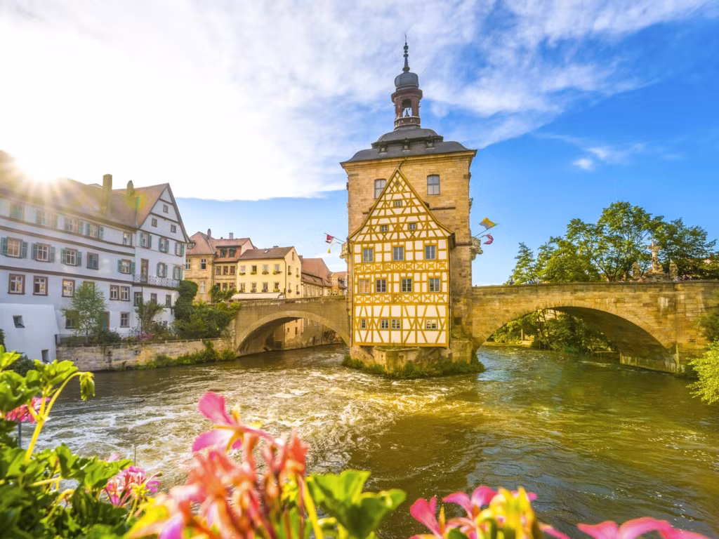 Nếu đến thị trấn Bamberg của Đức, bạn hãy dành cả ngày để khám phá nhà thờ La Mã, đi dạo trên đường phố lãng mạn, hoặc thưởng thức một ly bia Bamberg nổi tiếng ở một trong những nhà máy bia của thị trấn.