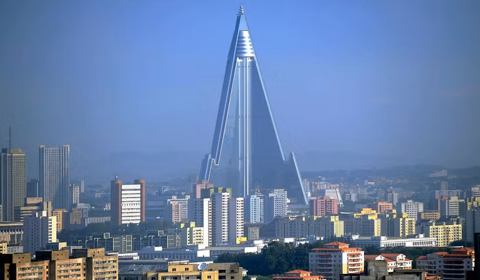 Lối kiến trúc đậm tính dân tộc kết hợp với phong cách hiện đại được thực hiện một cách hoàn hảo. Khách sạn Ryugyŏng cao 330m có 105 tầng hiện đang giữ vị trí “Khách sạn cao và hiện đại bậc nhất tại Triều Tiên”.