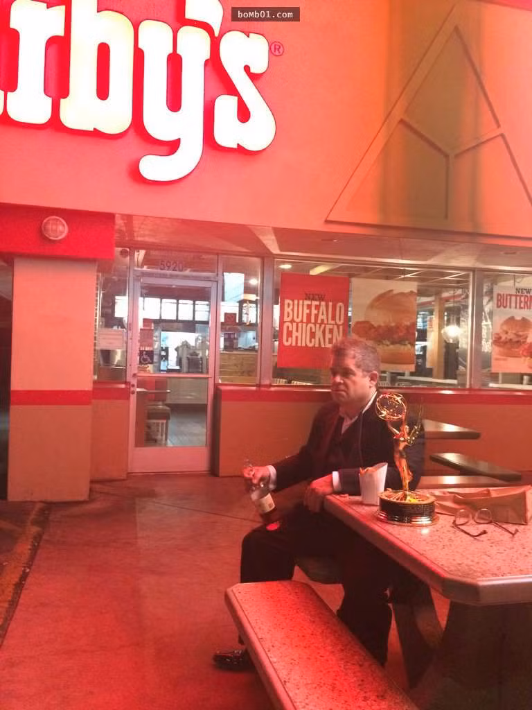 6. Patton Oswalt tự chúc mừng mình nhân dịp đoạt giải Emmy vì vợ anh mới mất cách đó vài tháng.