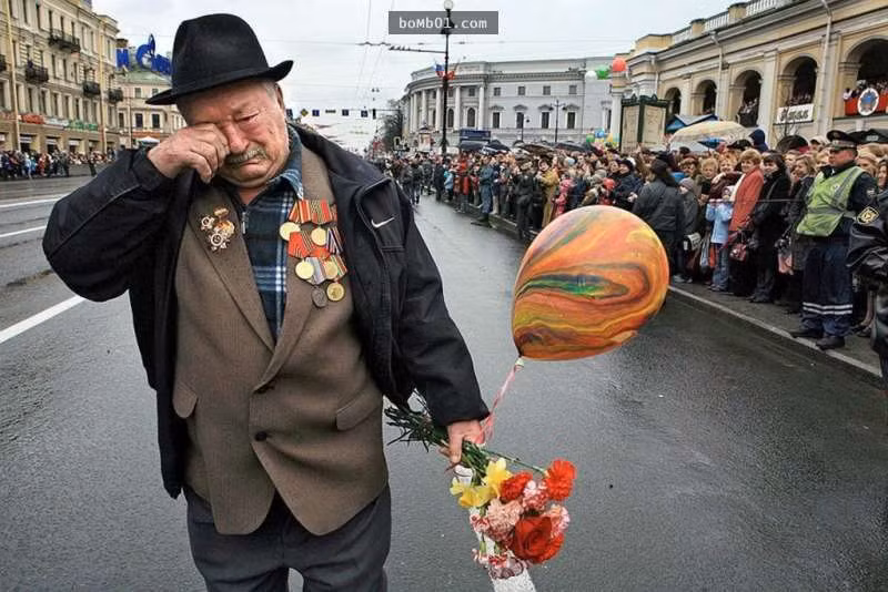 2. Trong buổi lễ kỷ niệm tưởng nhớ các liệt sĩ đã hy sinh trong chiến tranh, một cựu chiến binh tóc đã bạc trắng bỗng phát hiện mình là người cuối cùng còn sống của một sư đoàn trong chiến tranh Thế giới thứ 2.