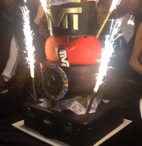 Chiếc bánh được thiết kế đặc biệt có gắn logo chữ M đặc trưng của Mayweather.