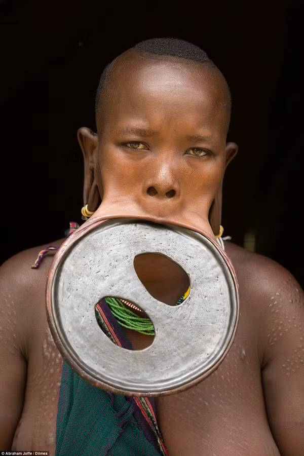 Cô gái đeo khuyên đĩa môi lớn nhất thế giới: Trong khi kỷ lục đeo đĩa môi lớn nhất thế giới cho Guinness công nhận trước đây là 15cm tính theo đường kính thì Ataye có thể đeo vừa chiếc đĩa môi có đường kính lên tới 19,5cm và chu vi 59,5cm.