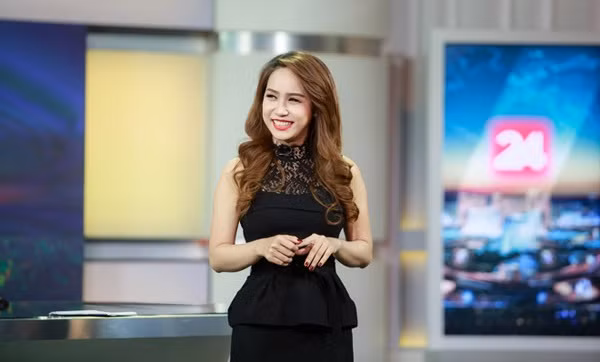 Trúc Mai chia sẻ: 'Tôi đã nghĩ tới chuyện nghỉ việc từ trước Tết. Nhưng vì muốn suy nghĩ kỹ nên mãi ngày hôm qua tôi mới gặp Giám đốc Kênh để xin nghỉ. Từ những ngày đầu tiên làm việc tại VTV24, tôi đã dẫn bản tin Chuyển động 24h. Sau 2 năm rưỡi gắn bó với chương trình, khi quyết định nghỉ việc, tôi cảm thấy như phả tạm biệt đứa con tinh thần của mình vậy'.