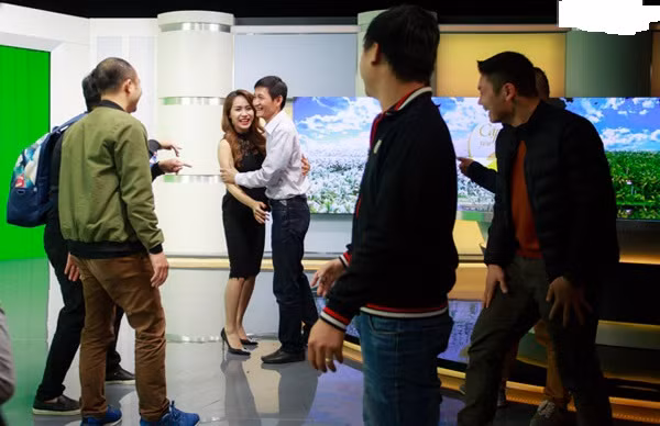 Trúc Mai tâm sự: 'Tôi sẽ dành thời gian từ giờ tới cuối tuần để chia tay mọi người. Rời VTV, ngoài môi trường làm việc chuyên nghiệp, thân thiện, điều tôi tiếc nuối nhất là những người bạn, những người đồng nghiệp'.