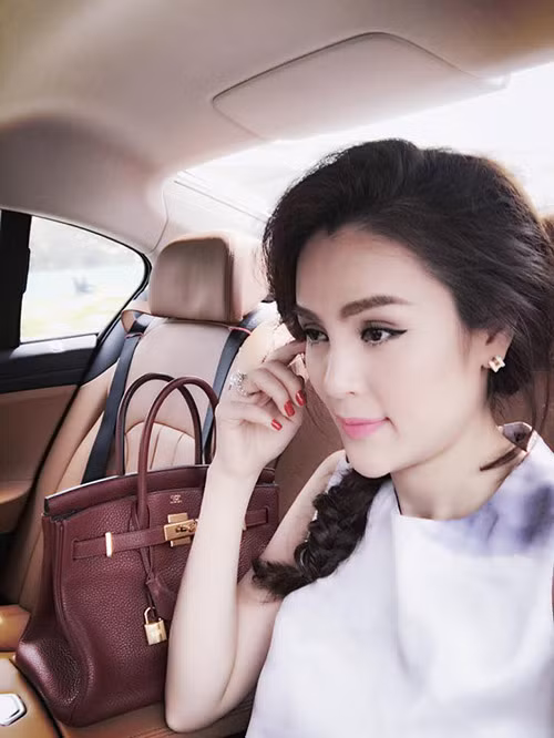 Xon xao A hau Phuong Le be nuoc rua chan cho chong