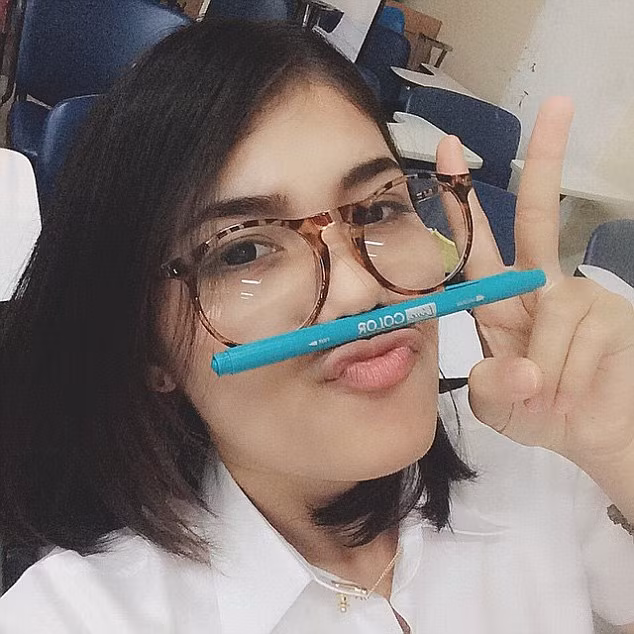 Lúc này nhan sắc của người đẹp bị che mờ bằng cặp kính cận.