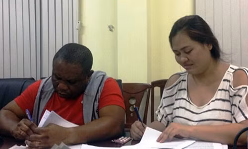 Sap “bay tinh” ong Tay den, hon 100 phu nu mat trang 20 ty