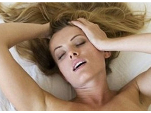 Nam canh chong, mo lam chuyen ay voi trai la