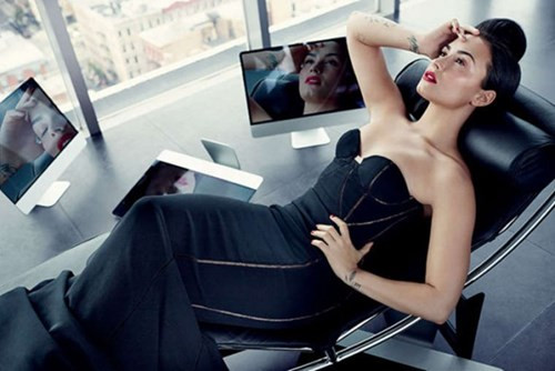 Dù không sở hữu thân hình siêu mẫu nhưng Demi Lovato lại có những đường cong “nảy lửa” tròn trịa đầy đặn, vì vậy cô nàng rất tự tin vào hình thể tự nhiên của mình.