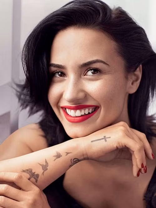 Demi sở hữu nhan sắc tươi tắn, rạng rỡ của tuổi đôi mươi.