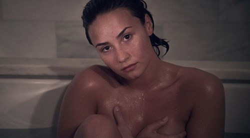 Cách đây chưa lâu, cô ca sĩ 23 tuổi này gây "sốc" bằng bộ ảnh khỏa thân táo bạo trên tạp chí Vanity Fair.