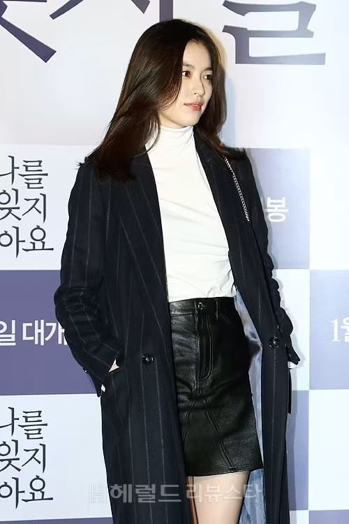 Sử dụng áo choàng dài, người mặc có thể kết hợp từ quần dài, quần short cho đến váy dài hay váy ngắn. Váy da, áo cổ lọ và áo khoác kẻ là combo đơn giản và hiện đại cho Han Hyo Joo.