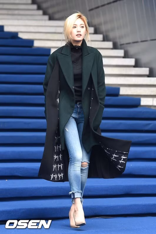 Tại tuần lễ thời trang Seoul vừa qua, Nana của After School xuất hiện với hình ảnh như một siêu mẫu trên sàn catwalk với chiếc áo choàng màu xanh đậm. Nét bụi bặm của chiếc quần jeans rách và mái tóc đánh rối cùng sự tinh tế của chiếc áo khoác đem lại vẻ ngoài đầy cuốn hút, cá tính cho Nana.