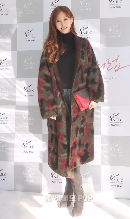 Ngày nay, họa tiết rằn ri không còn được ưa chuộng, tuy nhiên, với sự lựa chọn này, Gina vẫn khiến người đối diện phải trầm trồ. Sự khéo léo trong việc kết hợp màu sắc và chất liệu đã giúp cô biến một thứ tưởng như lạc mốt thành thời thượng.